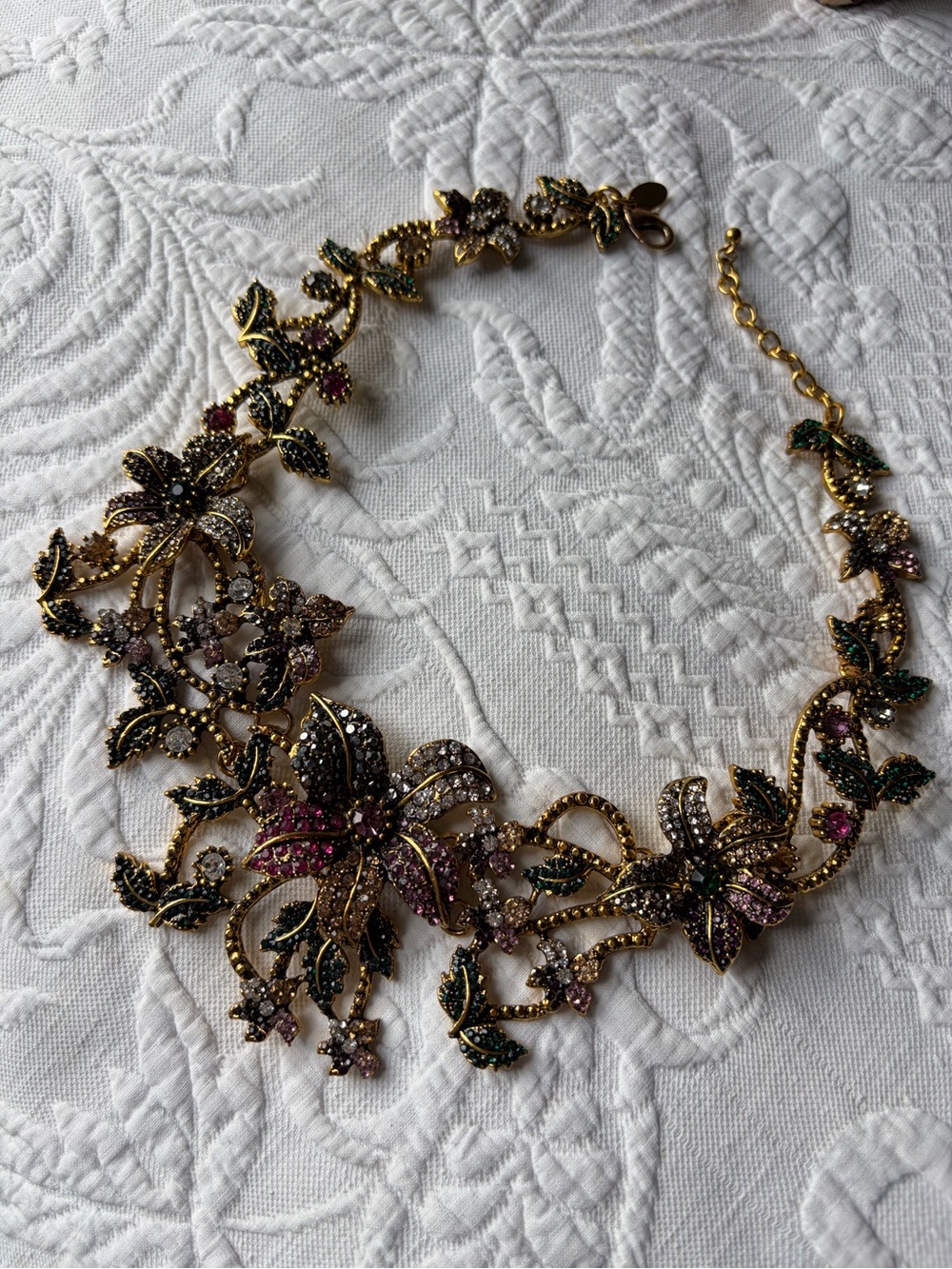 Sparkly costume necklace faux gold
